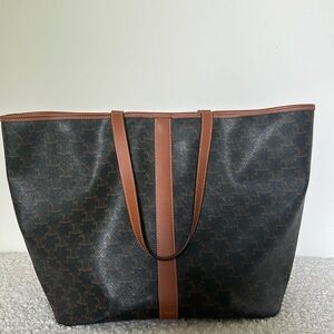 MEDIUM CABAS IN TRIOMPHE CANVAS AND CALFSKIN
TAN